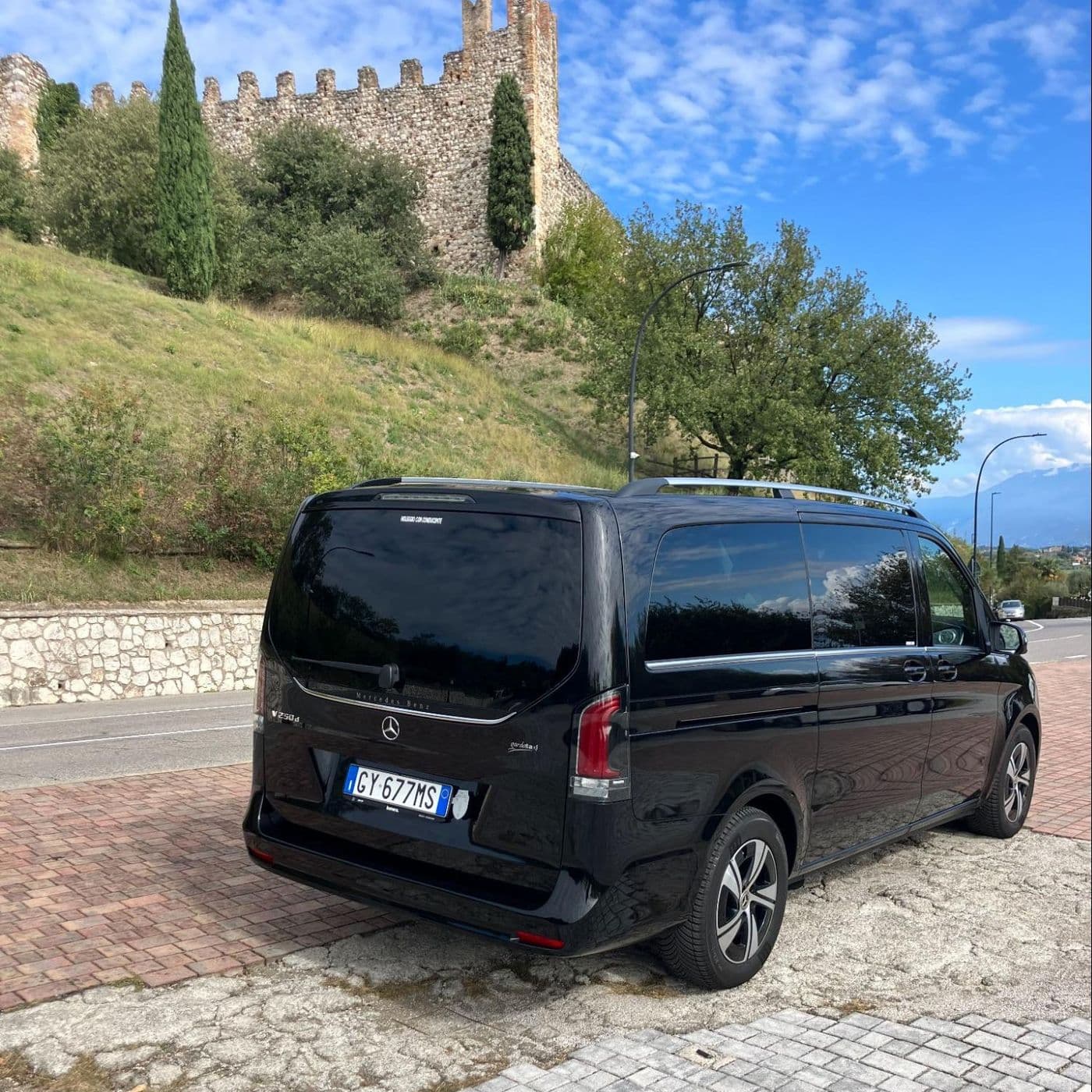 La Mercedes Classe V di GardaTaxi davanti alle mura di un castello sul Lago di Garda