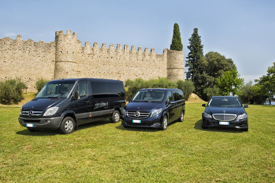 Die GardaTaxi-Flotte, Mercedes Sprinter, V-Klasse und E-Klasse, vor den Mauern einer Burg am Gardasee