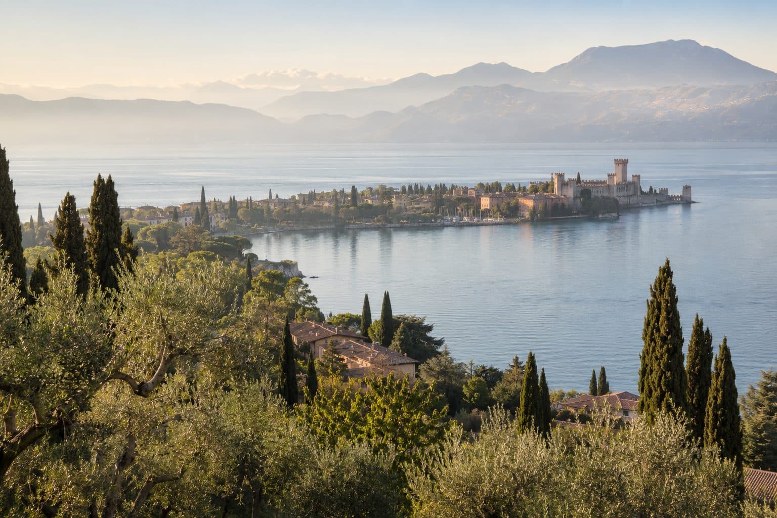 Het Gardameer en het schiereiland van Sirmione in de ochtend